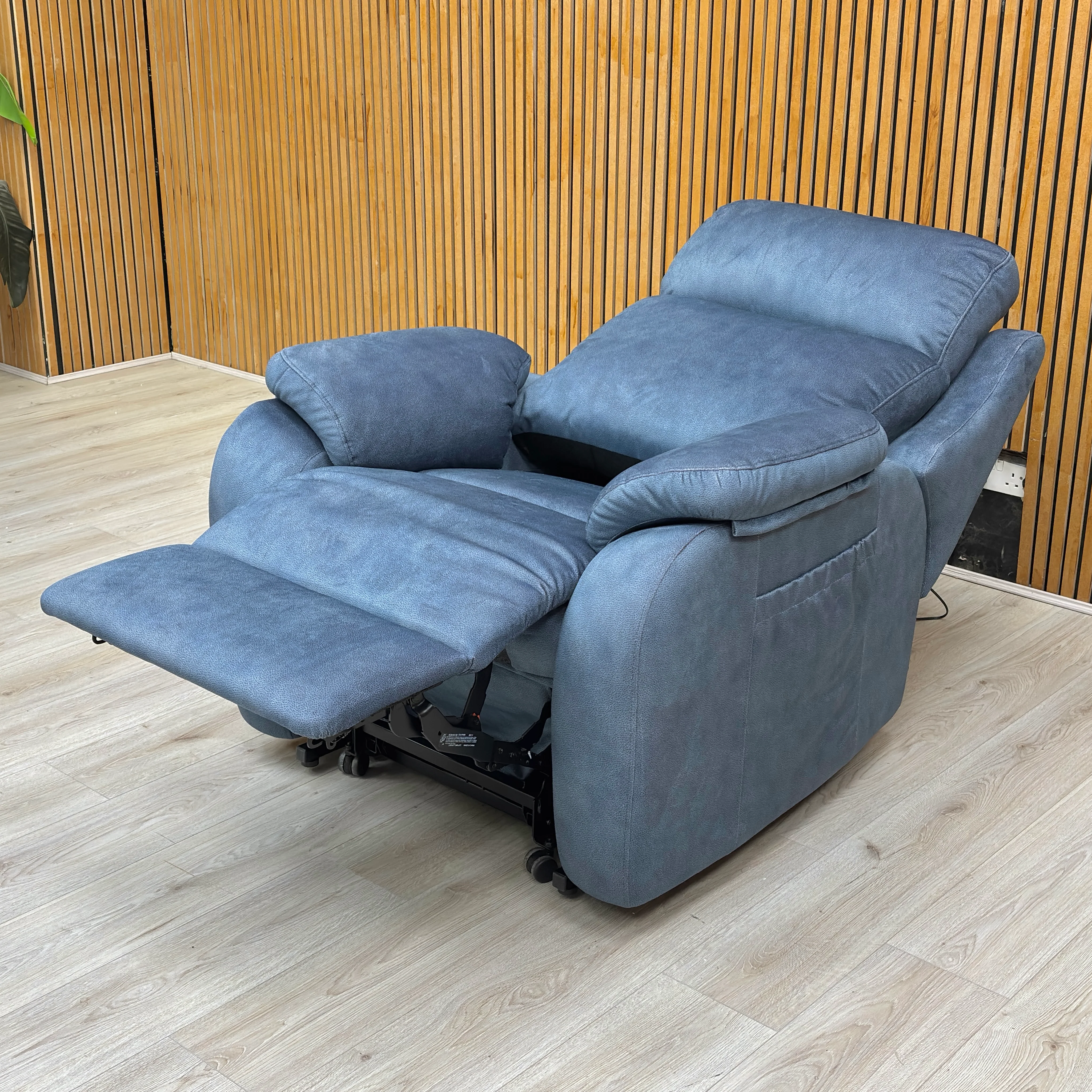 G Plan 'Kingsbury' A125 Stingray Indigo Velvet Large Lift and Rise Recliner Chair - Image 3