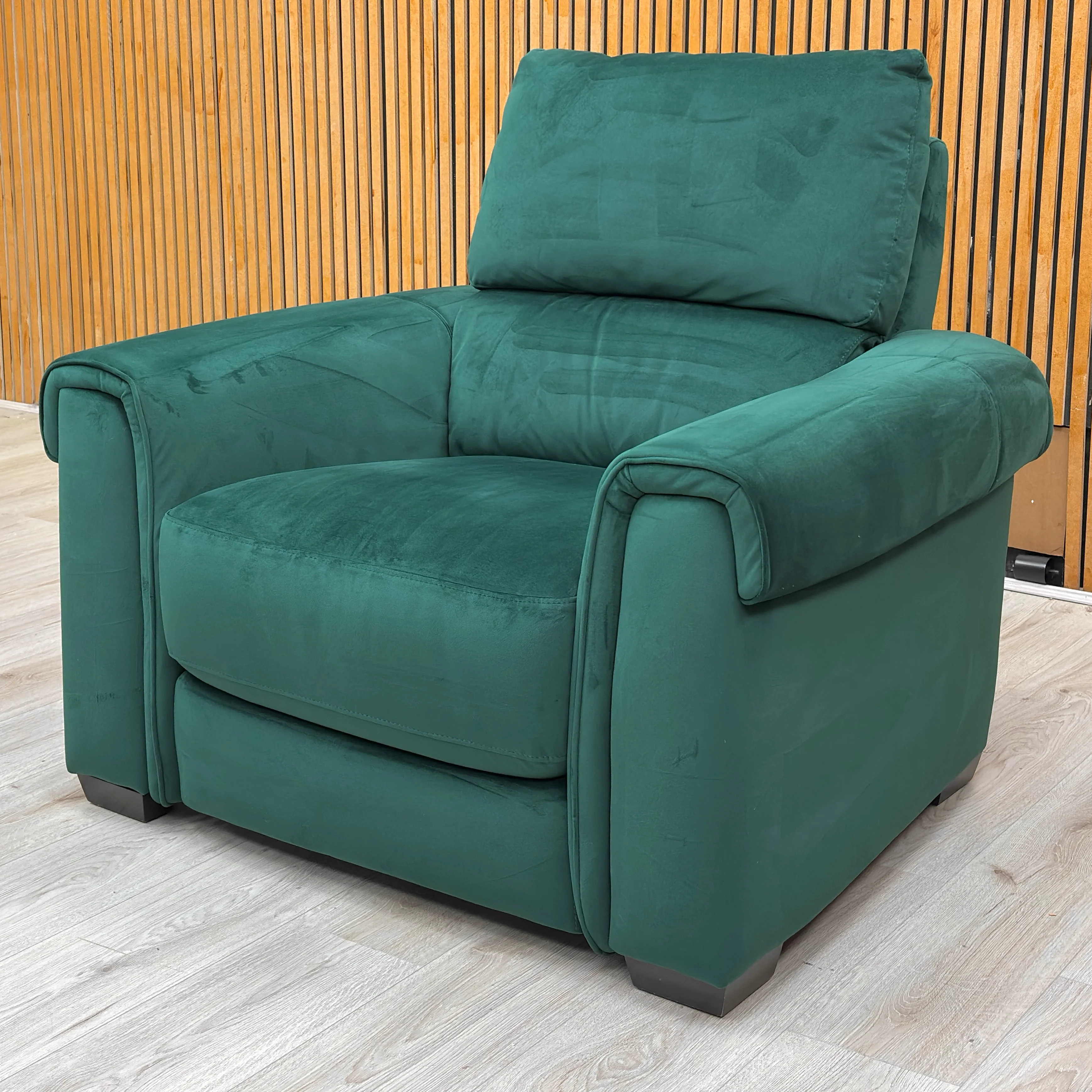 ‘Nixon’ Fab-Meg-R37 Emerald Green Velvet Armchair - Image 3